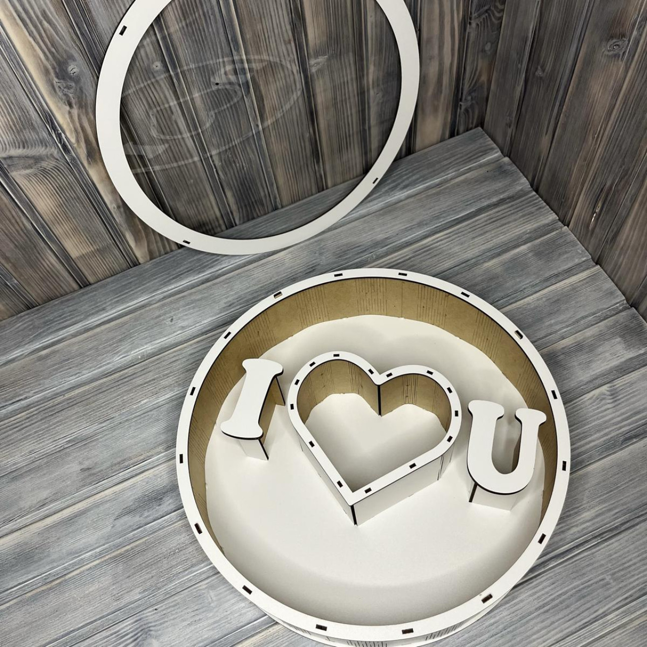 Коробка "Кругла I Love U" прозора кришка БІЛИЙ (39-39-10 см) Коробка "Кругла I Love U" прозора кришка БІЛИЙ (39-39-10 см)