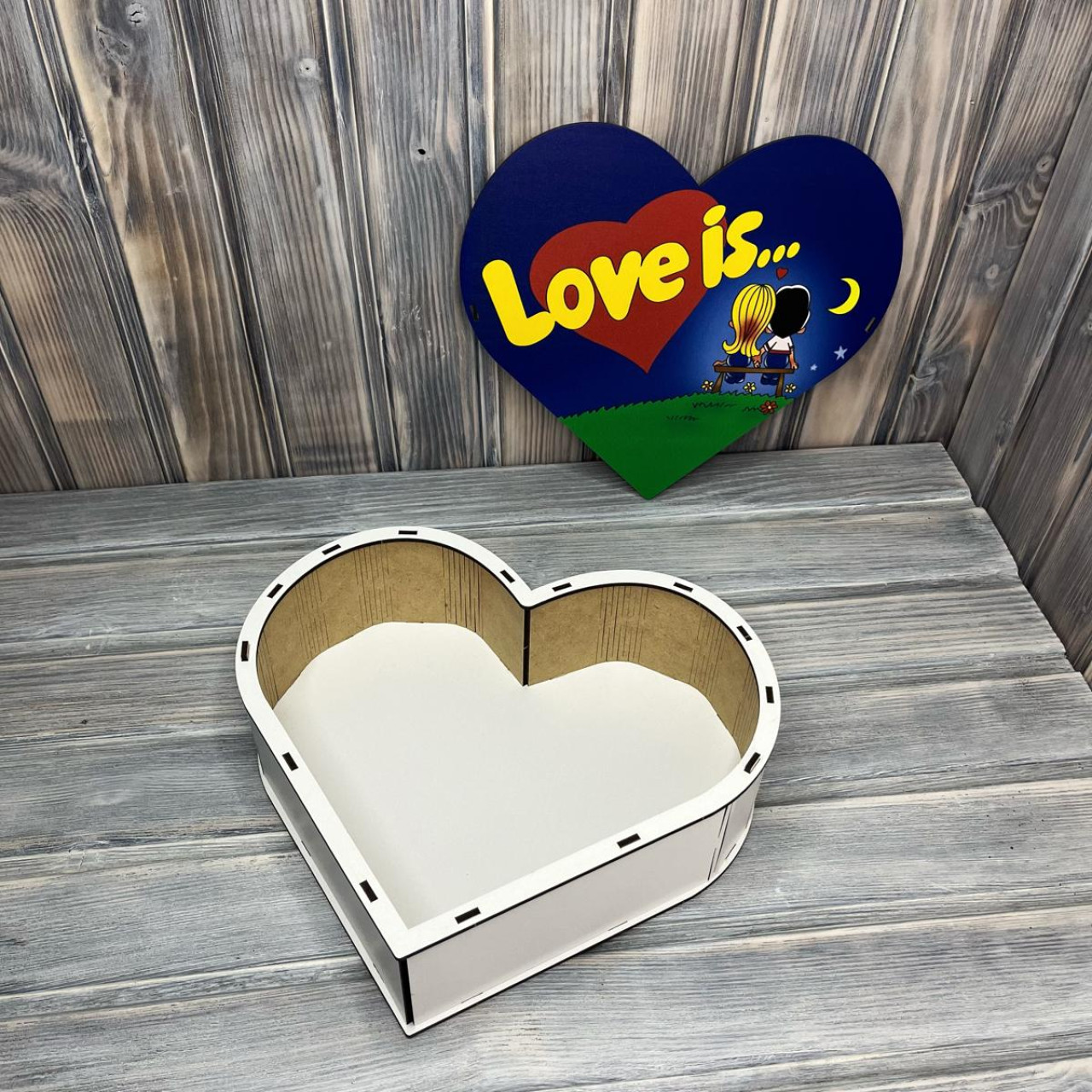 Коробка серце "Love IS" БІЛИЙ (21-18-7 см)