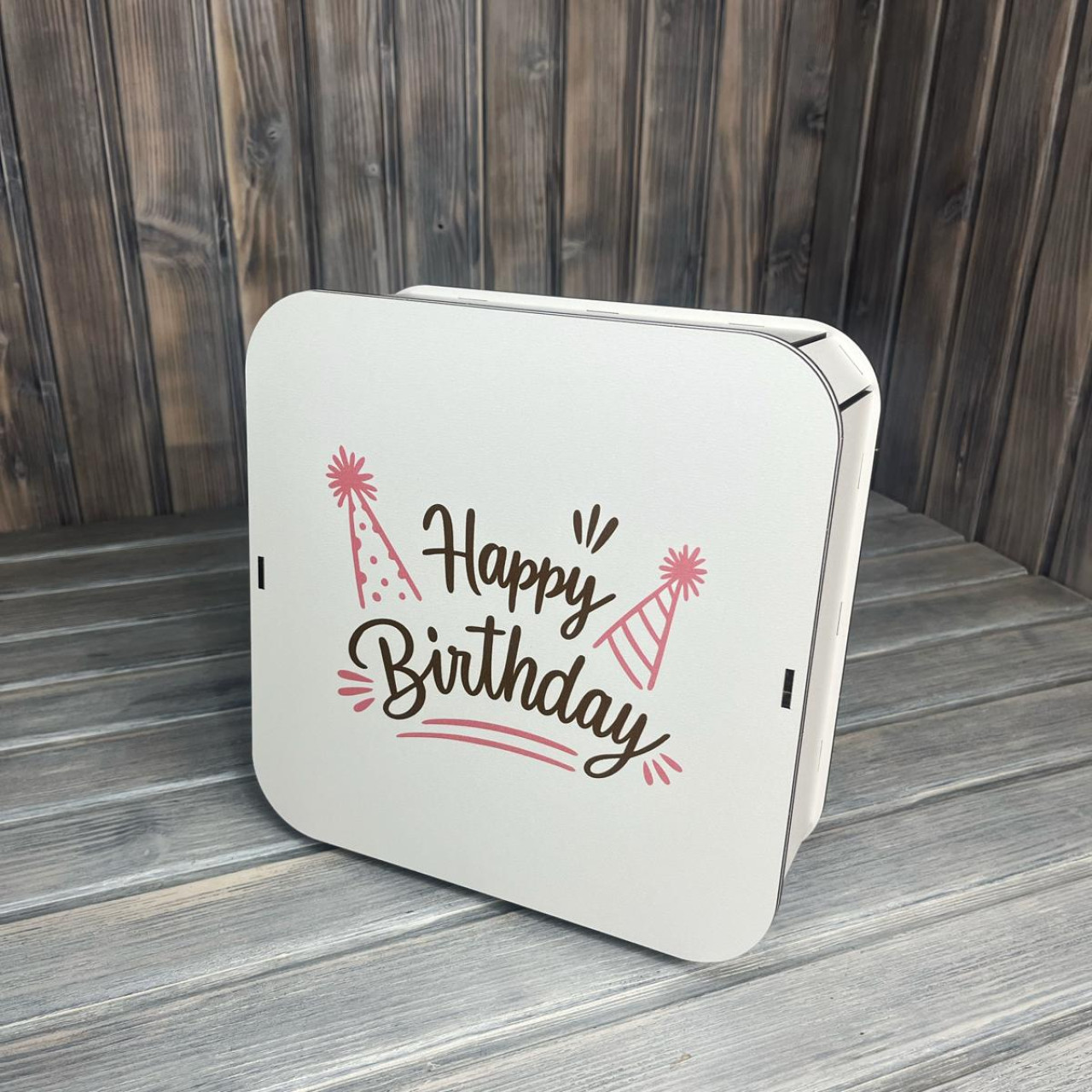 Коробка прямокутна округлена "Happy Birthday 2" БІЛИЙ (25-25-9 см) Коробка прямокутна округлена "Happy Birthday 2" БІЛИЙ (25-25-9 см)